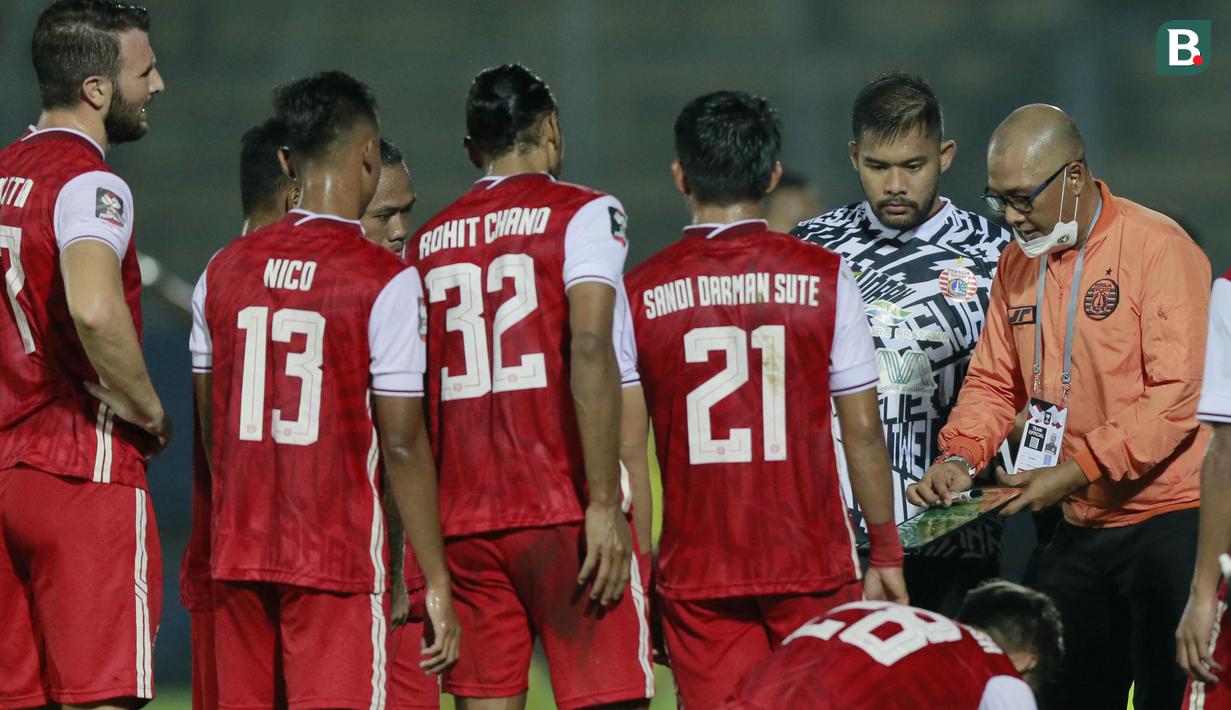 Pelatih Persija Jakarta, Sudirman, memberikan arahan kepada anak asuhnya saat melawan Barito Putera pada laga perempat final Piala Menpora 2021 di Stadion Kanjuruhan, Malang, Sabtu (10/4/2021). Persija Jakarta menang dengan skor 1-0. (Bola.com/Arief Bagus