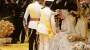 Anisha Rosnah tampil anggun elegan dengan gaun pengantin lengan panjang dan kerudungnya yang dramatis. Ia juga melengkapi penampilan ini dengan perhiasan yang memukau. [Foto: Instagram/thebridestory]