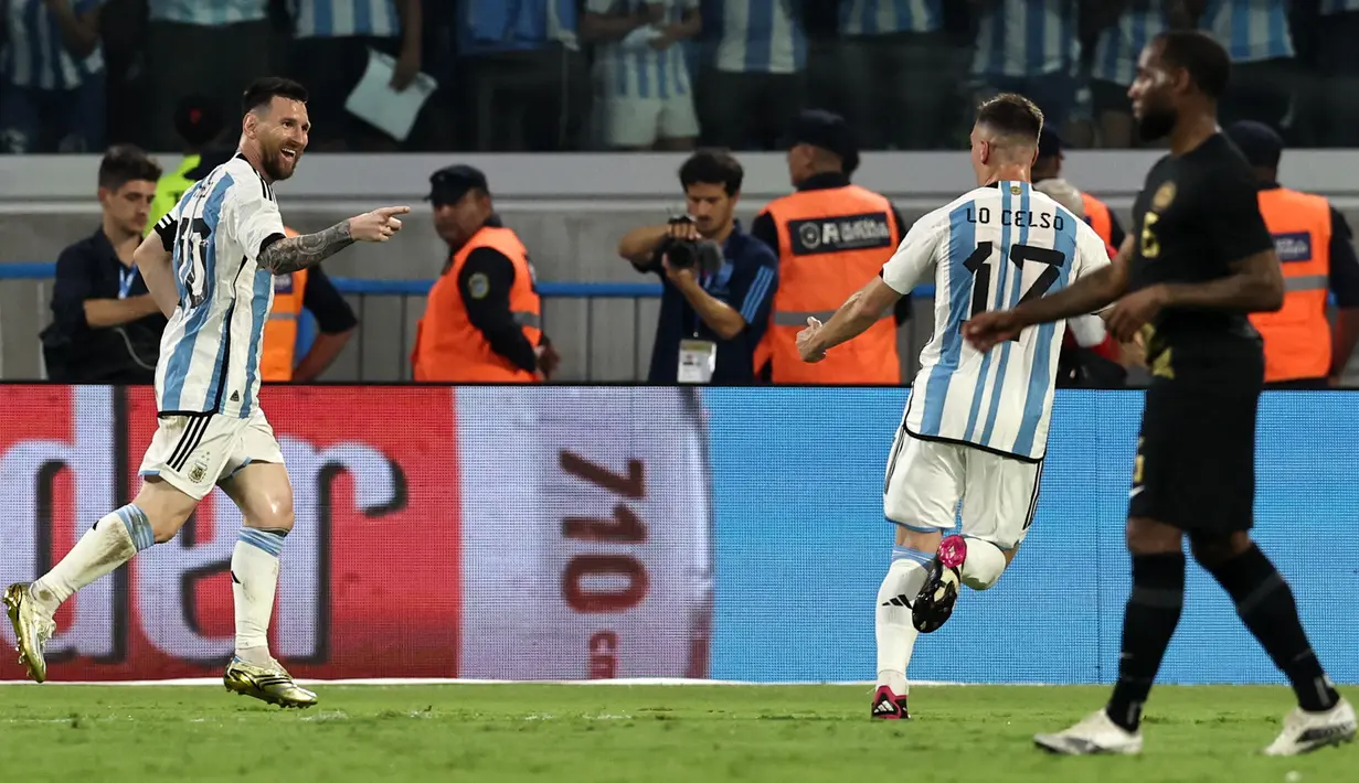 Messi mencetak hattrick dalam pesta gol tersebut. Sisanya, gol dilesakkan oleh Nicolas Gonzalez, Enzo Fernandez, Angel Di Maria, dan Gonzalo Montiel. (Alejandro PAGNI/AFP)