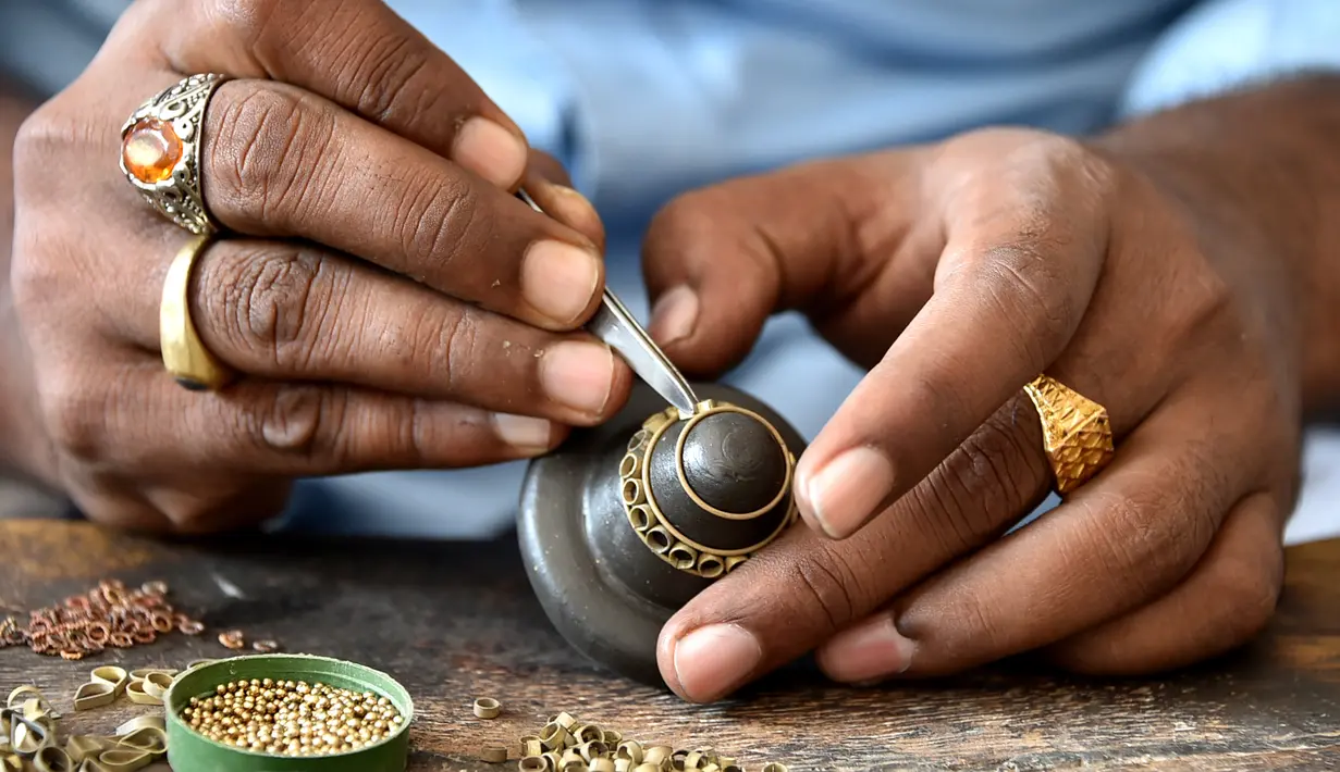Perajin membuat komponen dari sebuah kalung di bengkelnya di Vakurta, pinggiran Dhaka, Bangladesh, 10 Februari 2020. Vakurta merupakan sebuah lokasi yang sangat terkenal dengan perhiasan dan ornamennya dibuat perajin lokal menggunakan metode turun-temurun dari generasi ke generasi. (Xinhua/Stringer)