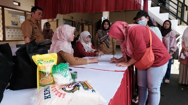 Sejumlah warga memanfaatkan pasar murah yang digelar Pemerintah Kota Depok.