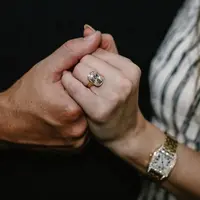 Travis Kelce melamar Taylor Swift dengan cincin tunangan bermata berlian yang klasik dan unik. (dok. Instagram @taylorswift/https://www.instagram.com/p/DN02niAXMM-/?hl=id&img_index=1/Dinny Mutiah)