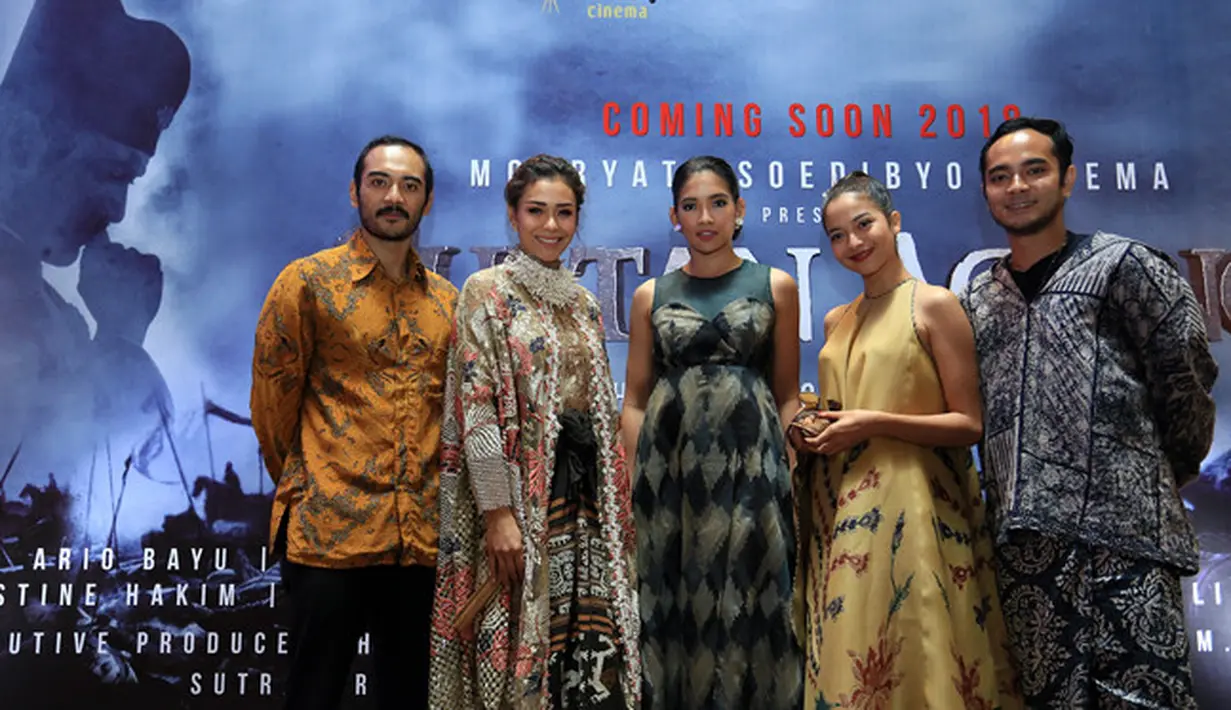 Sukses bisnis yang dikembangkan, Moeryati Soedibyo juga ingin membuat film layar lebar. Film berlatar sejarah kerajaan Mataram digarap Hanung Bramantyo itu akan diperankan Ario Bayu, Anindya Puteri Kesuma dan masih banyak lagi. (Deki Prayoga/Bintang.com)