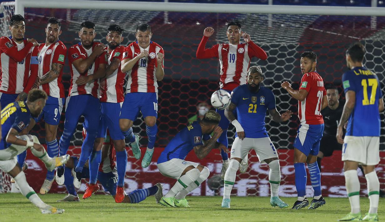 Striker Brasil, Neymar (kiri) melepaskan tendangan bebas ke gawang Paraguay dalam laga kualifikasi Piala Dunia 2022 Zona Conmebol di Defensores del Chaco Stadium, Asuncion, Selasa (8/6/2021). Brasil menang 2-0 atas Paraguay. (AP/Jorge Saenz)