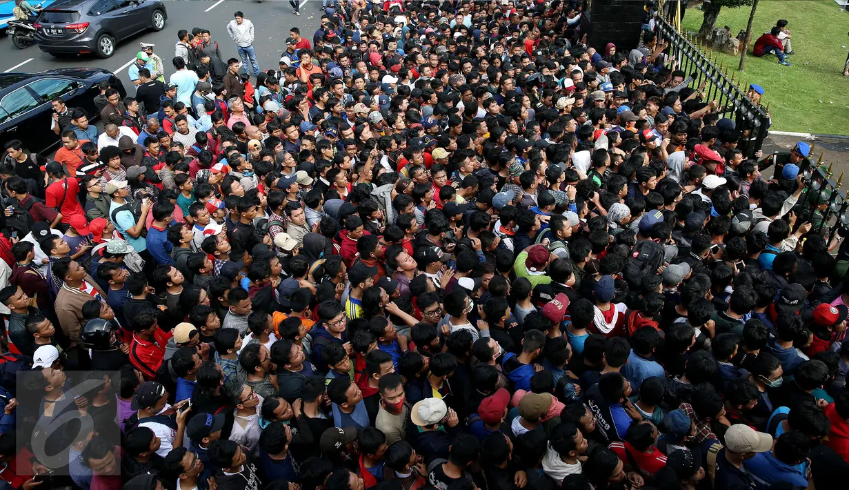 Ribuan calon penonton mengantre tiket Final Piala AFF di Markas Garnisun Tetap 1, Gambir, Jakarta, Selasa (13/12). Final Piala AFF akan dihelat di Stadion Pakansari, Cibinong, Bogor pada Rabu, 14 Desember 2016 mendatang. (Liputan6.com/Johan Tallo)