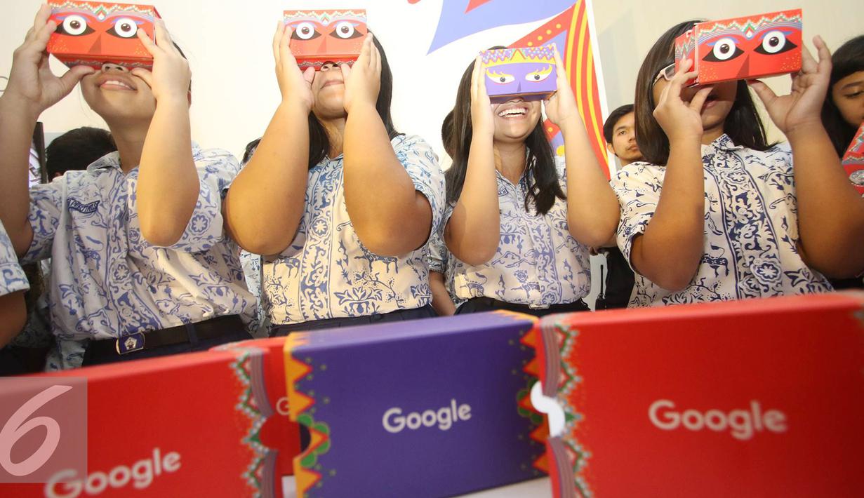 Anak-anak menikmati Google Cardboard saat peluncuran Art Camera dan Google Cardboard di Museum Nasional, Jakarta, Kamis (27/10). (Liputan6.com/Immanuel Antonius)