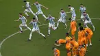 Para pemain Argentina melakukan selebrasi usai babak perempat final Piala Dunia 2022 menghadapi Belanda di Lusail Iconic Stadium, Sabtu (10/12/2022) dinihari WIB. Argentina melewati babak perempat final dengan susah payah.  (AP Photo/Thanassis Stavrakis)