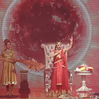 Drupadi berada di antara Pandawa dan Kurawa. Sayembara yang diadakan Drupadi dimenangkan oleh Shaheer Seikh sebagai Arjuna. Ia mewakili para Pandawa yang diperankan oleh Rohit Bhardwaj (Yudhistira), Saurav Gurjar (Bima). (Bambang E.Ros/Bintang.com)