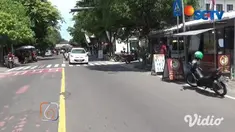 Diduga memergoki suami dengan wanita lain, seorang wanita marah dan memecahkan kaca mobil yang tengah ditumpangi suaminya bersama wanita lain di Jalan Ronggowarsito, Ngawi, Jawa Timur.