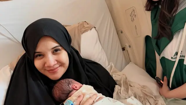 Zaskia Sungkar Setelah Melahirkan Anak ke-3 foto bareng Nagita Slavina. [@raffinagita1717]