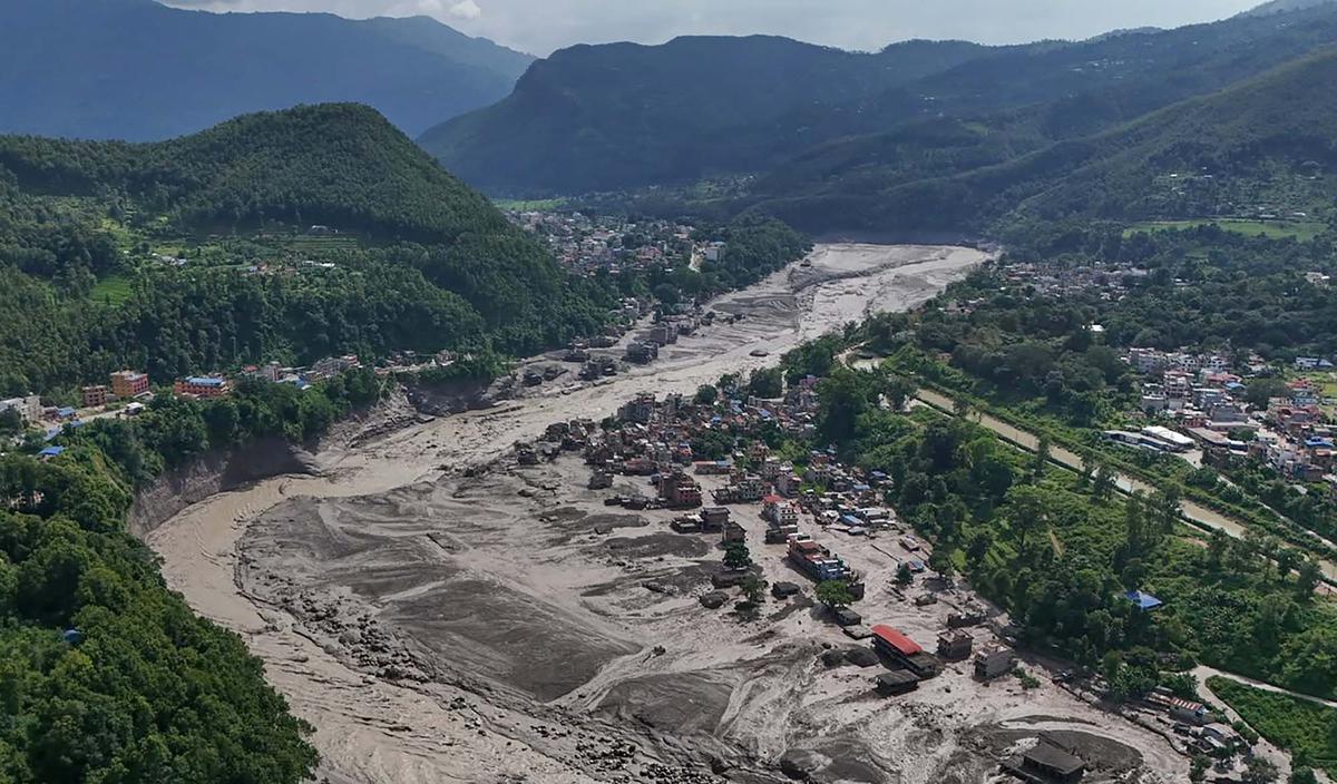 Helikopter Evakuasi Korban Banjir Bandang di Nepal