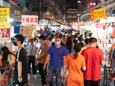 Warga mengunjungi pasar malam di Jalan Baocheng di Wuhan, Provinsi Hubei, China tengah, pada 1 Juni 2020. Kehidupan perkotaan di Wuhan, wilayah yang sempat terdampak parah oleh COVID-19, telah berangsur kembali normal. (Xinhua/Xiong Qi)
