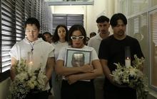 Jessica Iskandar Peluk Erat Foto Mendiang Ayahnya Hardy Iskandar saat Prosesi Kremasi, Vincent Verhaag Setia Menemani
