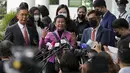 Wartawan Filipina Maria Ressa, salah satu pemenang Hadiah Nobel Perdamaian 2021 dan CEO Rappler, berbicara kepada media setelah keputusan pengadilan di Pengadilan Banding Pajak di Quezon City, Rabu (18/1/2023). Ressa masih menghadapi tiga kasus kriminal, termasuk tuduhan pencemaran nama baik dengan ancaman hukuman tujuh tahun penjara. (AP Photo/Basilio Sepe)