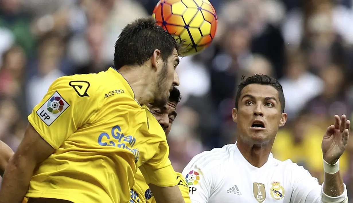 Pemain Real Madrid Cristiano Ronaldo (kanan) berebut bola dengan pemain Las Palmas  Pedro Bigas (kiri) pada lanjutan La Liga Spanyol di Stadion Santiago Bernabeu, Madrid,  Sabtu (31/10/2015). Madrid menang 3-1. (EPA/BALLESTEROS)