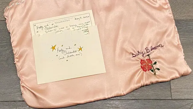 Kado Taylor Swift untuk bayi Katy Perry dan Orlando Bloom. (Instagram/ katyperry)