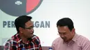 Pasangan cagub/cawagub petahana Djarot Saiful Hidayat berbincang dengan Basuki Tjahaja Purnama (Ahok) saat memberi keterangan di Jakarta, Rabu (15/2). Dalam keterangannya Ahok mengucapkan terima kasih kepada pendukungnya. (Liputan6.com/Helmi Fithriansyah)