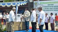 PT Adaro Energy Tbk menyerahkan 65 konsentrator oksigen dan 14.000 paket vitamin untuk Kabupaten Tabalong dan Kabupaten Balangan, Kalimantan Selatan.