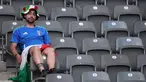 Ekspresi seorang pendukung Italia usai menyaksikan timnya kalah dalam pertandingan babak 16 besar Euro 2024 melawan Swiss di Olympiastadion Berlin, Berlin pada 29 Juni 2024. (Ronny HARTMANN/AFP)