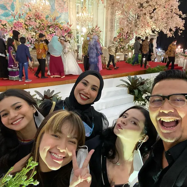 Pernikahan Arnold Leonard dan Moniq Crasivaya dihadiri bintang Mermaid In Love (Foto: Instagram/@kangferrymaryadi)