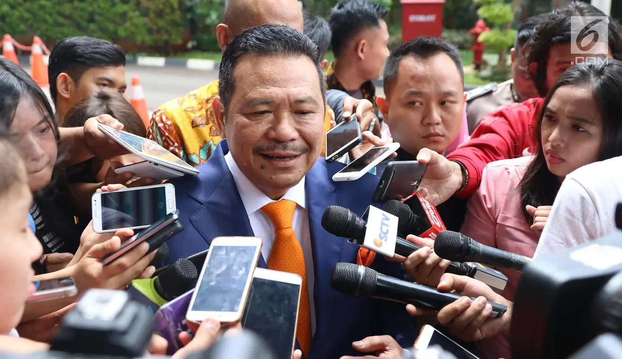 Pengacara Otto Hasibuan memberi keterangan usai mendatangi KPK, Jakarta, Jumat (8/12). Pengunduran Otto Hasibuan lantaran tak ada kecocokan dengan tim pengacara Setya Novanto yang lain. (Liputan6.com/Angga Yuniar)