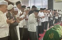 Potret Khusyuk Quraish Shihab Imami Salat Jenazah Suami Najwa Shihab Ibrahim Assegaf