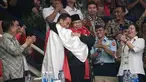 Presiden Joko Widodo atau Jokowi dan Ketua Umum Pengurus Besar Ikatan Pencak Silat Indonesia (IPSI) Prabowo Subianto memeluk atlet pencak silat Hanifan Yudani di Jakarta, Rabu (29/8). (ANTARA FOTO/Kumparan/INASGOC/Aditia Noviansyah/pras/18)