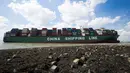 Sebuah kapal kontainer CSCL Jupiter Hong Kong yang terdampar di muara Westerschelde di dekat kota Bath di Belanda setelah insiden grounding (14/8).  (AFP PHOTO/Belga/Kristof Van Accom/Belgium Out)