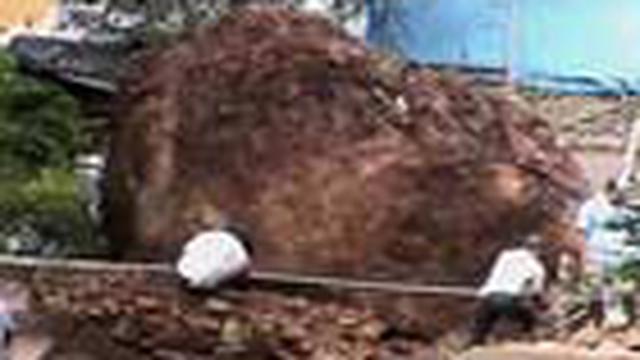 Warga di lereng Gunung Geulis, Sumedang, Jabar, dikagetkan dengan sebongkah batu besar disertai tanah yang bergetar melibas rumah mereka. 