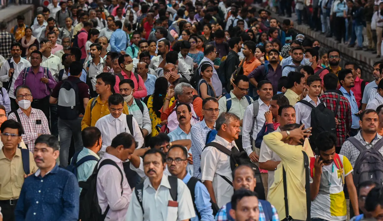 China dan India sama-sama memiliki lebih dari 1,4 miliar penduduk, dan bila digabungkan kedua negara memiliki lebih dari sepertiga dari 8 miliar penduduk dunia. (Photo by Punit PARANJPE / AFP)