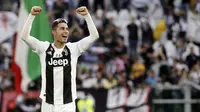 Striker Juventus, Cristiano Ronaldo, melakukan selebrasi usai meraih gelar juara Serie A 2019 di Stadion Juventus, Sabtu (20/4). Juventus menang 2-1 atas Fiorentina. (AP/Luca Bruno)