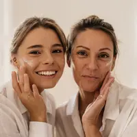 Penggunaan produk anti-aging sebenarnya bisa dimulai sejak usia 20-an. (foto/dok: frreepik/lookstudio)
