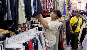 Calon pembeli memilih pakaian impor bekas di Pasar Senen, Jakarta, Kamis (9/3/2023). Menteri Perdagangan Zulkifli Hasan mengatakan pemerintah tidak melarang bisnis baju bekas, tetapi impor baju bekas yang jadi produk bisnis thrifting jelas dilarang. (Liputan6.com/Faizal Fanani)