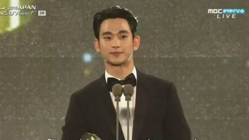 Makin Terkenal, Kim Soo Hyun Kembali Bawa Pulang Penghargaan