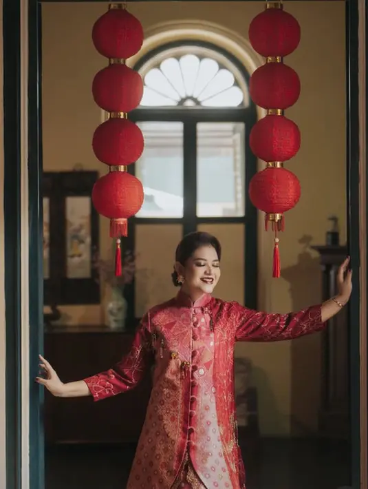 Kahiyang menutup penampilannya dengan mules heels merah silver yang cantik [@doleytobing]