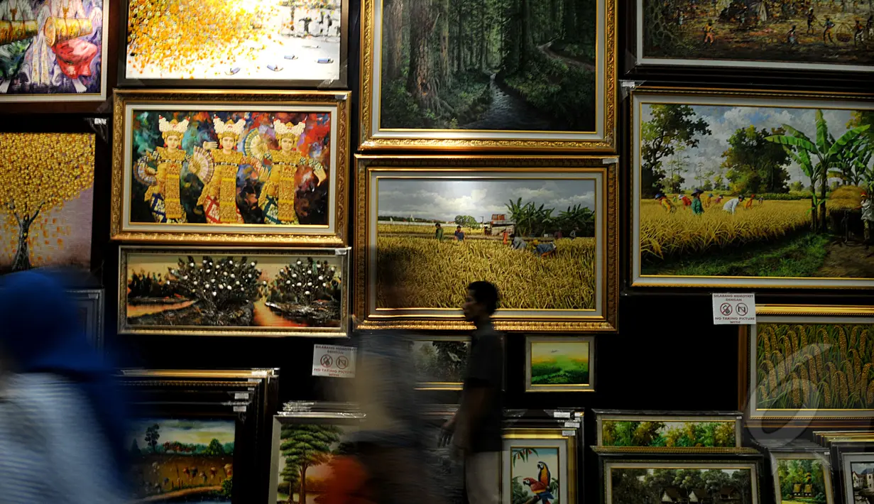 Aneka lukisan dipamerkan di International Handicraft Trade Fair (Inacraft) 2015 di JCC, Jakarta, Kamis (9/4/2015). Pameran berlangsung pada 8-12 April 2015 menampilkan kerajinan khas Indonesia. (Liputan6.com/Johan Tallo)