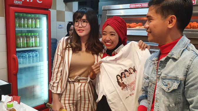 Via Vallen saat promo singlenya di KFC Lenteng Agung