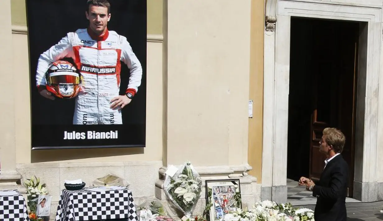 Pebalap Mercedes GP, Nico Rosberg, turut hadir memberikan penghormatan terakhir kepada Jules Bianchi. (AP Photo/Lionel Cironneau)