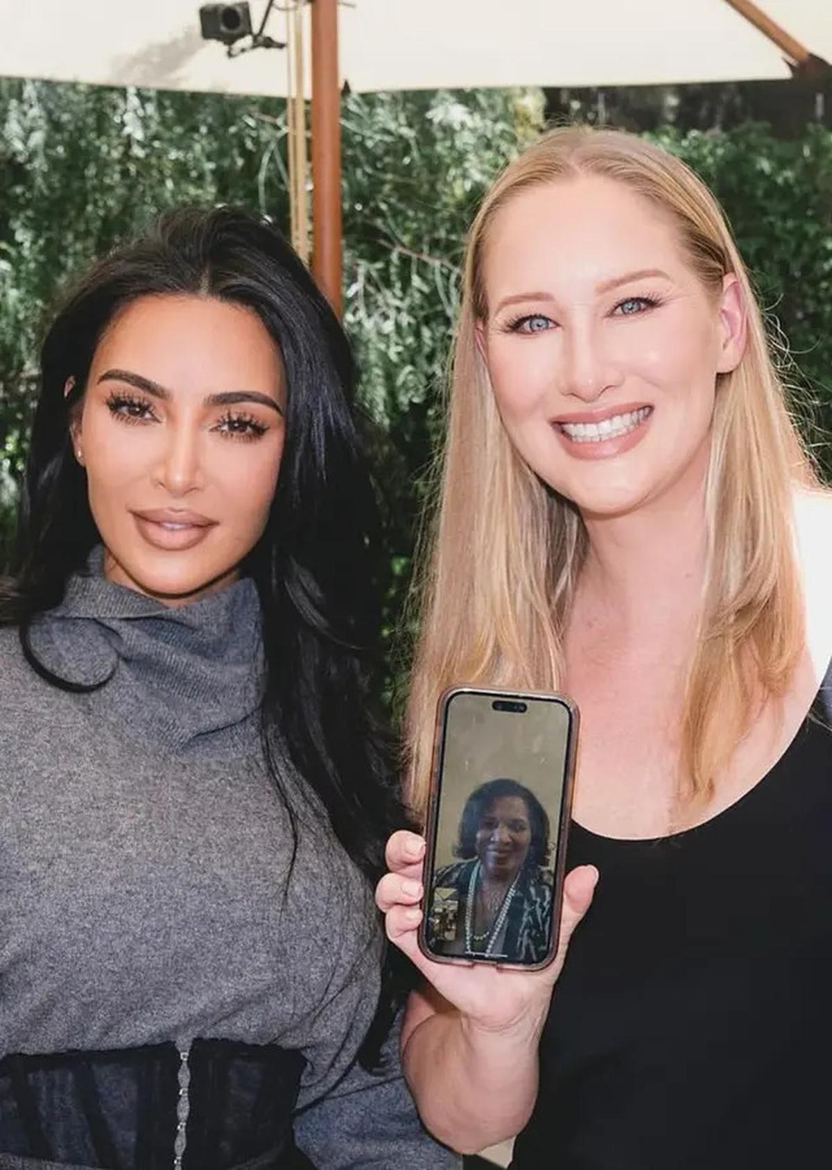 6 Tampilan Kim Kardashian Mengenakan Toga saat Lulus Program Studi Hukum di Usia 44 Tahun