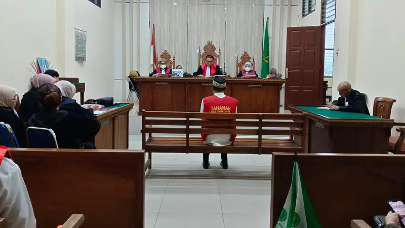 Terdakwa Salman Raziq mendapat vonis 20 tahun penjara oleh Majelis Hakim PN Tanjung Karang. Foto : (Liputan6.com/Ardi).