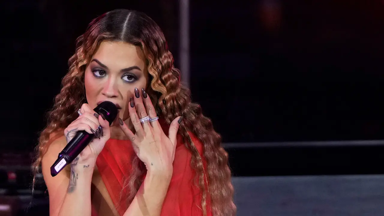 Gaya Rita Ora Pakai Gaun Merah Menyala di American Heart Association