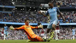 Proses terjadinya gol yang dicetak gelandang Manchester City, Raheem Sterling, ke gawang West Ham. Gol kemenangan City dicetak oleh Raheem Sterling dua gol dan Fernandinho satu gol. (Reuters/Darren Staples)