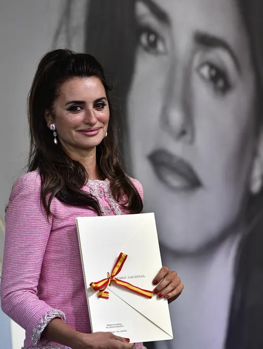 Penelope Cruz menerima Penghargaan Sinematografi Nasional Spanyol di Festival Film San Sebastian ke-70 di San Sebastian, Spanyol utara 17 September 2022. Penelope menangis dan bangga dengan penghargaan di kedua tangan. (AP Photo/Alvaro Barrientos)