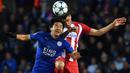 Striker Leicester, Shinji Okazaki, menyundul bola saat melawan Atletico Madrid pada laga leg kedua Liga Champions di Stadion King Power, Inggris, Selasa (18/4/2017). Meski imbang 1-1, Atletico lolos ke semifinal dengan agregat 2-1. (AFP/Ben Stansall)