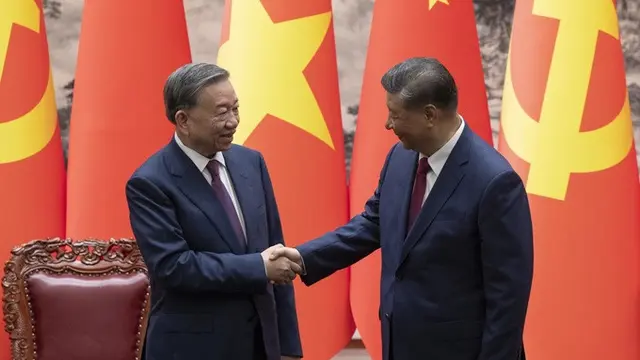 Presiden Vietnam To Lam dan Presiden China Xi Jinping saat bertemu di Beijing, Senin (19/8/2024).