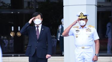 Kehadiran Minister of DAPA Korea Selatan di Markas Besar Angkatan Laut tersebut disambut upacara penyambutan oleh Pasukan Kehormatan ( Dinas Penerangan Angkatan Laut)