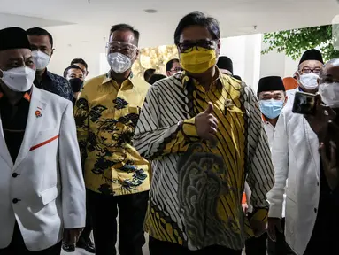 Ketua Umum Partai Golkar Airlangga Hartanto menyambut kedatangan Presiden Partai Keadilan Sejahtera (PKS) Ahmad Syaikhu saat pertemuan di DPP Partai Golkar, Jakarta, Kamis (29/4/2021). (Liputan6.com/Johan Tallo)