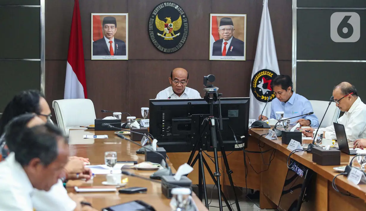 Menteri Koordinator bidang Pembangunan Manusia dan Kebudayaan (Menko PMK) Muhadjir Effendy (tengah) bersama Menteri Kesehatan Budi Gunadi Sadikin (kanan) saat melakukan rapat koordinasi di Jakarta, Senin (1/7/2024). (Liputan6.com/Angga Yuniar)