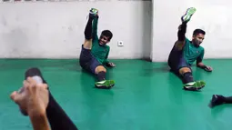 Pemain Timnas Indonesia U-19, Egy Maulana Vikri (kiri) melakukan peregangan usai latihan ringan jelang laga persahabatan melawan Kamboja di Stadion Patriot Candrabhaga, Bekasi, Selasa (3/10). (Liputan6.com/Helmi Fithriansyah)
