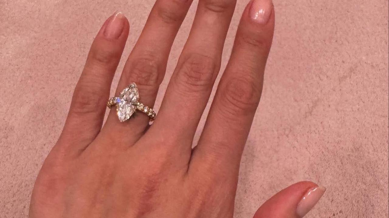 Selena Gomez Resmi Dilamar Benny Blanco di Tanggal Cantik, Cincin Berlian Jadi Sorotan